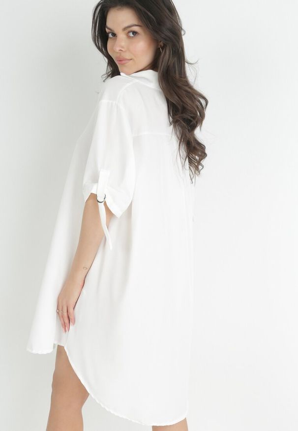 Born2be - Biała Pudełkowa Sukienka Mini z Kołnierzykiem Zeena. Kolor: biały. Długość rękawa: krótki rękaw. Długość: mini