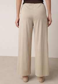 Born2be - Beżowe Szerokie Spodnie z Bawełną Wiskozą Gumką w Pasie i Sznurkiem Iridara. Okazja: na co dzień. Stan: podwyższony. Kolor: beżowy. Materiał: wiskoza, bawełna. Styl: casual, elegancki, klasyczny #2
