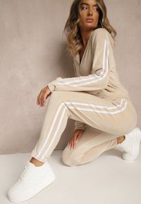 Renee - Beżowy 2-Częściowy Komplet Dresowy z Weluru z Ozdobnymi Lampasami Bluza i Spodnie Anelpe. Kolor: beżowy. Materiał: welur, dresówka
