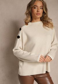 Renee - Jasnobeżowy Sweter z Metalicznymi Guzikami na Ramieniu Ederlia. Okazja: do pracy, na spotkanie biznesowe. Typ kołnierza: golf. Kolor: beżowy. Materiał: skóra. Styl: elegancki, biznesowy #5