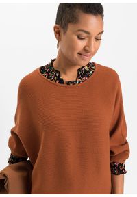 bonprix - Sweter oversize w prążek, z materiału z domieszką wiskozy. Kolor: brązowy. Materiał: wiskoza, materiał. Wzór: prążki