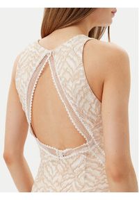 Guess Sukienka koktajlowa W5GT37 KCS90 Beżowy Slim Fit. Kolor: beżowy. Materiał: syntetyk. Styl: wizytowy #5