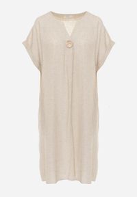 Born2be - Beżowa Pudełkowa Sukienka z Lnem i Wiskozą Zdobiona Metalicznym Guzikiem Phisoth. Okazja: do pracy, na co dzień, na spotkanie biznesowe. Kolekcja: plus size. Kolor: beżowy. Materiał: wiskoza, len. Wzór: aplikacja. Sezon: lato. Typ sukienki: proste, dla puszystych. Styl: elegancki, biznesowy, casual #2