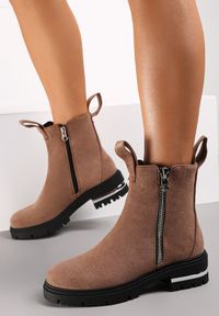 Renee - Ciemnobeżowe Botki Agarolis. Nosek buta: okrągły. Zapięcie: zamek. Kolor: beżowy. Szerokość cholewki: normalna. Wysokość cholewki: za kostkę. Materiał: jeans. Sezon: jesień, zima. Obcas: na obcasie. Styl: klasyczny. Wysokość obcasa: niski #3