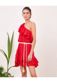 BY CABO - Sukienka mini z falbanami SEVILLE. Kolor: czerwony. Materiał: materiał. Sezon: lato. Typ sukienki: rozkloszowane, asymetryczne. Długość: mini