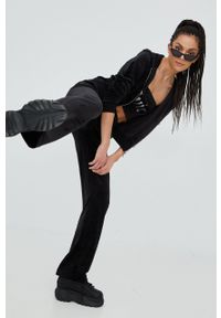 Juicy Couture bluza damska kolor czarny z kapturem z aplikacją. Okazja: na co dzień. Typ kołnierza: kaptur. Kolor: czarny. Wzór: aplikacja. Styl: casual