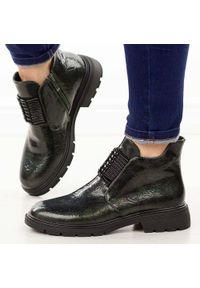 Zielone lakierowane botki damskie M.Daszyński 2501-10. Okazja: na co dzień, do pracy, na uczelnię. Nosek buta: okrągły. Kolor: zielony. Materiał: lakier, skóra. Szerokość cholewki: normalna. Sezon: zima, jesień. Styl: klasyczny, casual, elegancki #1