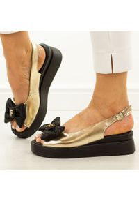 Złote skórzane sandały damskie Filippo Ds7805/26. Zapięcie: sprzączka. Kolor: złoty. Materiał: skóra. Wzór: aplikacja. Sezon: wiosna, lato. Obcas: na platformie. Styl: elegancki, wizytowy #1