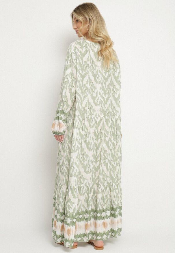 Born2be - Zielona Sukienka Rozkloszowana z Ozdobnym Wiązaniem w Boho Wzór Erainea. Okazja: na co dzień. Typ kołnierza: dekolt w kształcie V. Kolor: zielony. Materiał: jeans. Długość rękawa: długi rękaw. Wzór: aplikacja. Typ sukienki: proste, rozkloszowane. Styl: boho
