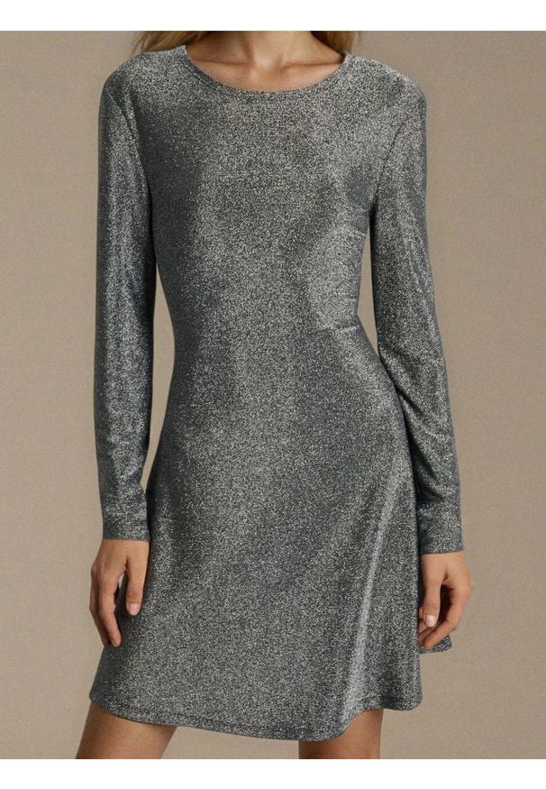 Sinsay - Elegancka sukienka mini - srebrny. Kolor: srebrny. Styl: elegancki. Długość: mini
