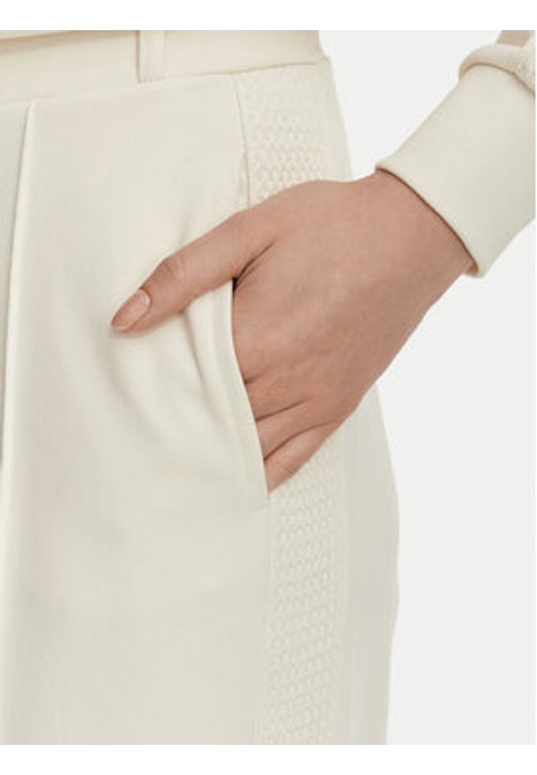 Guess Spodnie materiałowe V6YB26 K5139 Kremowy Relaxed Fit. Kolor: kremowy. Materiał: bawełna