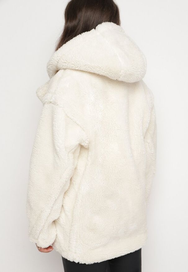 Born2be - Jasnobeżowa Futrzana Kurtka Teddy z Kapturem Zapinana na Guziki Kejavia. Okazja: na co dzień. Typ kołnierza: kaptur. Kolor: beżowy. Materiał: futro. Styl: elegancki, casual
