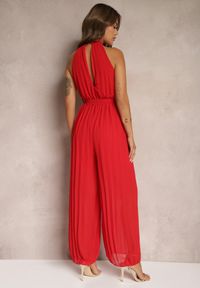 Renee - Czerwony Kombinezon z Dekoltem Typu Halter i Gumką w Talii Zolefia. Kolor: czerwony. Długość: długie. Styl: elegancki