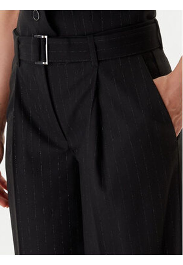 Guess Spodnie materiałowe W5BB13 W2422 Czarny Regular Fit. Kolor: czarny. Materiał: syntetyk