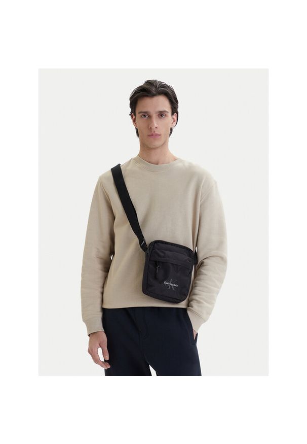 Saszetka Calvin Klein. Kolor: czarny