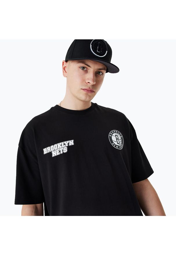 Koszulka męska New Era NBA Large Graphic BP OS Tee Brooklyn Nets. Kolor: czarny
