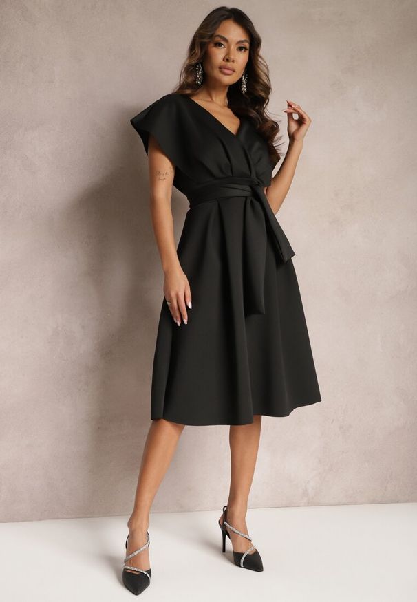 Renee - Czarna Sukienka Midi z Kopertowym Dekoltem o Rozkloszowanym Fasonie Tenero. Typ kołnierza: dekolt kopertowy. Kolor: czarny. Typ sukienki: kopertowe. Długość: midi