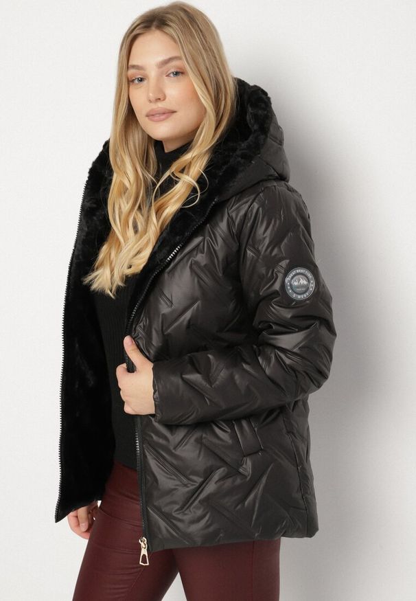 Born2be - Czarna Pikowana Kurtka o Prostym Kroju z Kapturem Avilerie. Okazja: na co dzień. Typ kołnierza: kaptur. Kolekcja: plus size. Kolor: czarny. Materiał: jeans. Styl: casual, elegancki