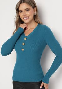 Born2be - Niebieski Sweter z Bawełną z Prążkowanego Materiału Ozdobiony Guzikami Zinfera. Okazja: na co dzień. Typ kołnierza: dekolt w serek. Kolor: niebieski. Materiał: prążkowany, bawełna, materiał. Wzór: aplikacja. Styl: klasyczny, casual #7