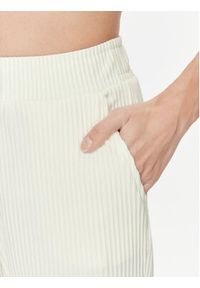 Guess Spodnie dresowe Aislin V4RB01 KC2T0 Biały Regular Fit. Kolor: biały. Materiał: syntetyk