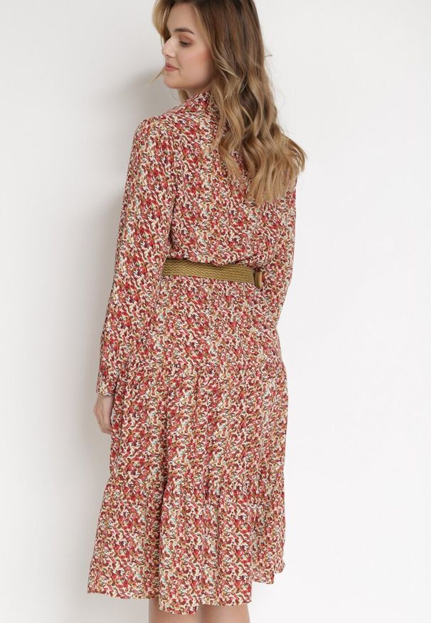 Born2be - Czerwona Sukienka Z Paskiem Noroe. Typ kołnierza: dekolt w kształcie V. Kolor: czerwony. Wzór: aplikacja, kwiaty. Styl: elegancki, klasyczny. Długość: midi