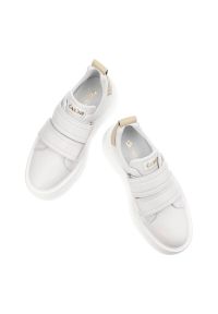 Białe Sneakersy Carinii Modne Na Obuwie Damskie. Zapięcie: rzepy. Kolor: biały. Materiał: skóra