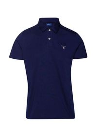 GANT - Granatowy t-shirt polo z logo. Typ kołnierza: polo. Kolor: niebieski. Materiał: bawełna. Sezon: lato #1