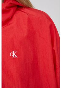 Calvin Klein Jeans kurtka damska kolor czerwony przejściowa. Typ kołnierza: kaptur. Kolor: czerwony. Materiał: materiał. Wzór: gładki