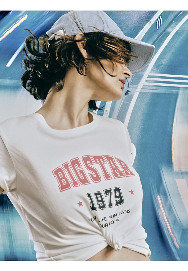 Big-Star - Koszulka damska bawełniana z dużym nadrukiem na piersi biała Rismela 100. Okazja: na co dzień, na imprezę. Kolor: biały. Materiał: bawełna. Wzór: nadruk. Styl: casual, retro