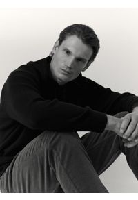 Reserved - Wełniany sweter z kapturem - czarny. Typ kołnierza: kaptur. Kolor: czarny. Materiał: wełna