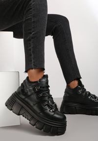 Renee - Czarne Sneakersy Nalora. Nosek buta: okrągły. Kolor: czarny. Szerokość cholewki: normalna. Wzór: aplikacja