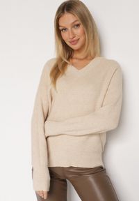 Born2be - Beżowy Sweter z Domieszką Kaszmiru z Dekoltem w Serek Feralaine. Okazja: na co dzień, na spotkanie biznesowe. Typ kołnierza: dekolt w serek. Kolor: beżowy. Materiał: kaszmir. Styl: klasyczny, casual, elegancki, biznesowy #1