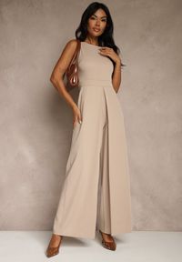 Renee - Beżowy Taliowany Kombinezon Ozdobiony Zakładkami Berinola. Okazja: na imprezę. Kolor: beżowy. Wzór: aplikacja. Styl: elegancki #1