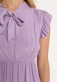 Born2be - Fioletowa Rozkloszowana Sukienka z Wiązanym Dekoltem i Gumką w Pasie Ozdobiona Falbanką Dimonima. Kolor: fioletowy. Materiał: bawełna, wiskoza. Wzór: aplikacja. Typ sukienki: rozkloszowane. Styl: retro, elegancki #6