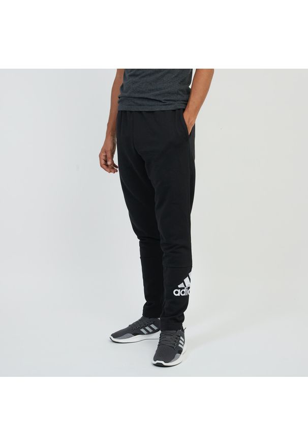 Adidas - Spodnie dresowe męskie. Materiał: bawełna, poliester. Sport: joga i pilates