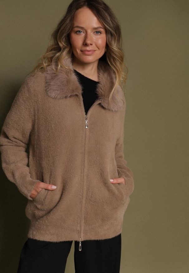 Born2be - Ciemnobeżowy Kardigan z Wełną z Futrzanym Kołnierzem Zapinany na Suwak Sistte. Okazja: na co dzień. Kolor: beżowy. Materiał: wełna, futro. Długość rękawa: długi rękaw. Długość: długie. Styl: casual