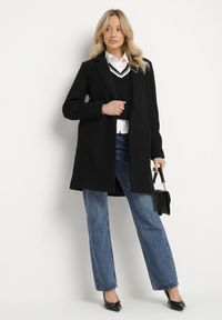 Born2be - Czarny Płaszcz Jednorzędowy Sono. Okazja: na co dzień. Typ kołnierza: golf. Kolor: czarny. Materiał: dzianina, jeans. Długość: do kolan. Styl: casual #5