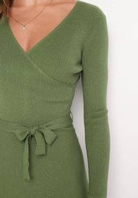 Born2be - Zielona Sweterkowa Sukienka Rozkloszowana z Wiązanym Paskiem Florentame. Kolor: zielony. Materiał: materiał. Typ sukienki: rozkloszowane, kopertowe. Długość: midi
