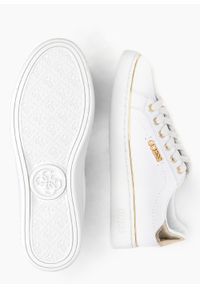Buty sportowe damskie Guess Beckie. Kolor: biały. Materiał: denim, materiał, jeans. Sezon: lato. Styl: sportowy #2