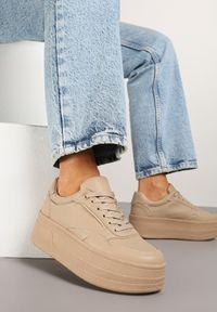 Renee - Ciemnobeżowe Sneakersy na Platformie Ozdobionej Tłoczeniem Vaiviera. Okazja: na co dzień, na spacer. Kolor: beżowy. Materiał: jeans. Wzór: aplikacja. Obcas: na platformie. Sport: turystyka piesza