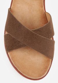 Born2be - Brązowe Sandały VICES na Płaskiej Podeszwie z Paskiem w Kształcie X Doriven. Okazja: na co dzień, na randkę, na spacer. Zapięcie: pasek. Kolor: brązowy. Materiał: len. Sezon: lato. Obcas: na płaskiej podeszwie. Styl: casual, elegancki #6