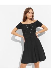 Elisabetta Franchi - ELISABETTA FRANCHI - Czarna sukienka z odkrytymi ramionami. Kolor: czarny. Materiał: dzianina. Typ sukienki: z odkrytymi ramionami