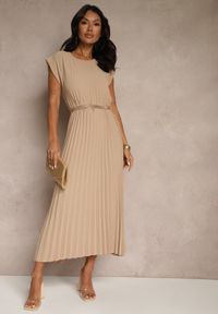 Renee - Beżowa Sukienka Ozdobiona Plisami Mavellea. Okazja: na co dzień. Kolor: brązowy. Wzór: aplikacja. Typ sukienki: proste. Styl: klasyczny, elegancki, casual