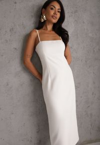 Renee - Biała Sukienka VICES o Dopasowanym Kroju z Narzutką Kelaleno. Okazja: na randkę, na imprezę. Kolor: biały. Materiał: poliester. Długość rękawa: na ramiączkach. Typ sukienki: dopasowane #2