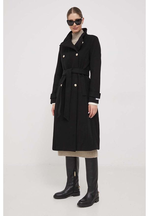DKNY - Dkny płaszcz wełniany kolor czarny przejściowy dwurzędowy. Okazja: na co dzień. Kolor: czarny. Materiał: wełna. Styl: casual, klasyczny