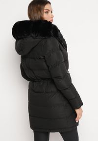 Born2be - Czarna Pikowana Kurtka z Ozdobnym Futerkiem Dristella. Kolor: czarny. Materiał: futro. Wzór: aplikacja #5
