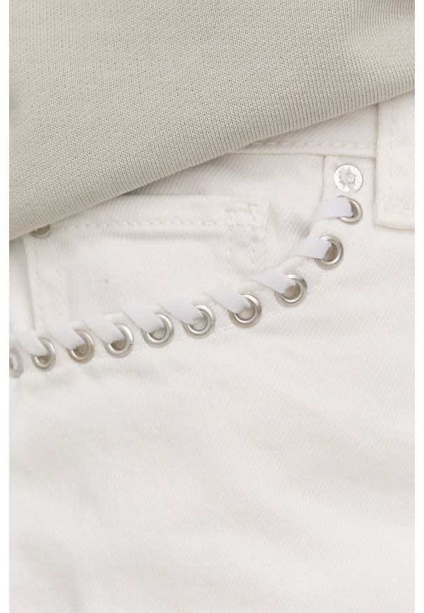Guess szorty jeansowe damskie kolor biały z aplikacją high waist. Okazja: na co dzień. Stan: podwyższony. Kolor: biały. Materiał: jeans. Wzór: aplikacja. Styl: casual