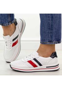 Białe ażurowe skórzane półbuty damskie S.Barski 7067. Okazja: na co dzień. Zapięcie: sznurówki. Kolor: biały. Materiał: skóra. Szerokość cholewki: normalna. Wzór: ażurowy. Sezon: wiosna, jesień, lato. Styl: casual, elegancki, klasyczny #1