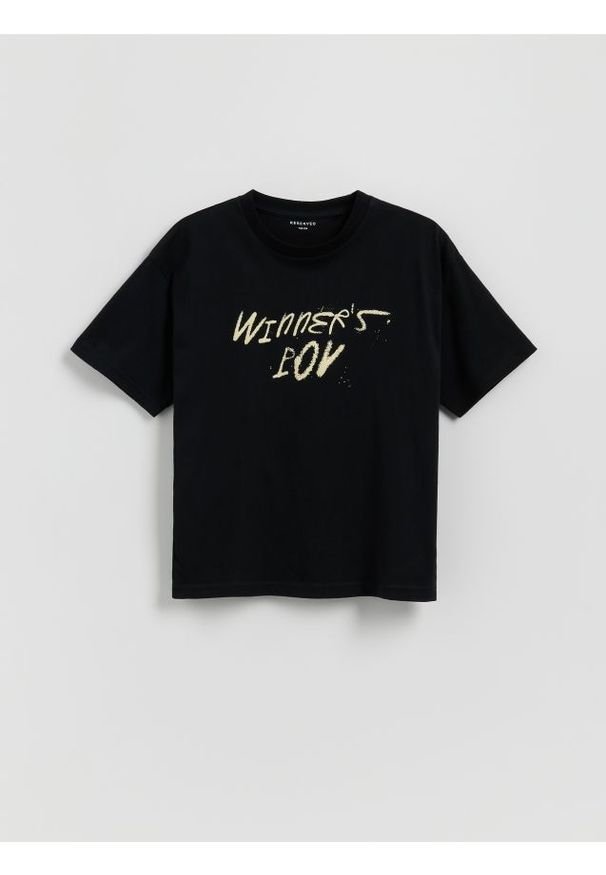 Reserved - Bawełniany t-shirt z napisem - czarny. Kolor: czarny. Materiał: bawełna. Wzór: napisy