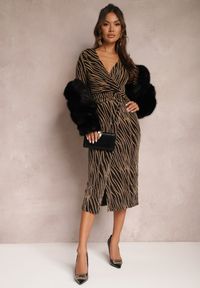 Renee - Złota Połyskująca Sukienka Kopertowa Midi Zaola. Kolor: złoty. Materiał: tkanina. Typ sukienki: kopertowe. Styl: elegancki. Długość: midi #3